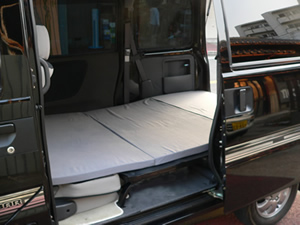 そのままでキャンピングカー並みのフラット!サンバー